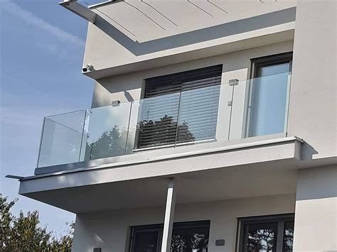 Sklenené zábradlie s nerezovými stĺpikmi