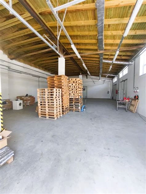 moderný sklad stavebnín s dostupným materiálom