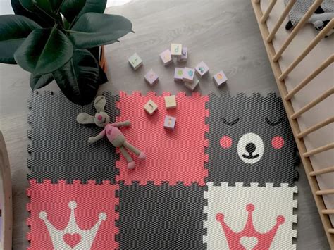 ilustračná fotografia detskej izby s farebnou puzzle podlahou
