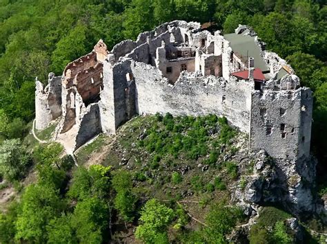 Pohľad na majestátny hrad Uhrovec v Strážovských vrchoch