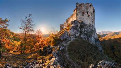 Románska kaplnka hradu Uhrovec pred obnovou