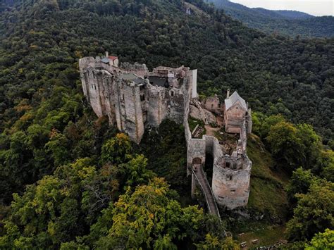 Tím dobrovoľníkov Občianskeho združenia Hrad Uhrovec pri práci