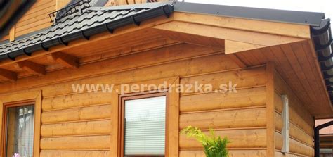 Detailný pohľad na zrubový obklad s autentickým rybinovým spojom