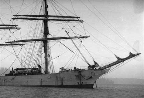 Historická fotografia lode s generátorom na drevo DOKOGEN