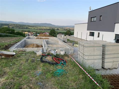 Murovanie prvého radu debniacich tvárnic