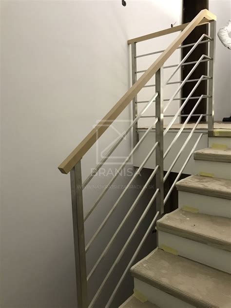 Nerezové zábradlie s dreveným madlom