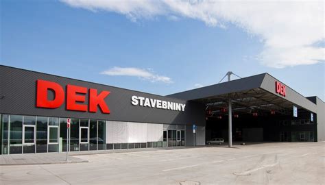Exteriér a vstup do predajne stavebnín DEK v Lužiankach