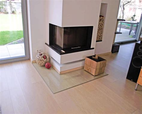 Ilustračná fotografia sklenenej podložky pod krbom