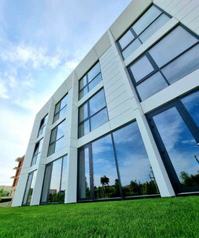 Sklenený panel pre exteriér budovy