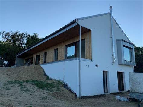 obložená stena s oknom a drevenou obložkou