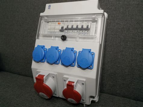 Stavebný rozvádzač s rôznymi typmi zásuviek