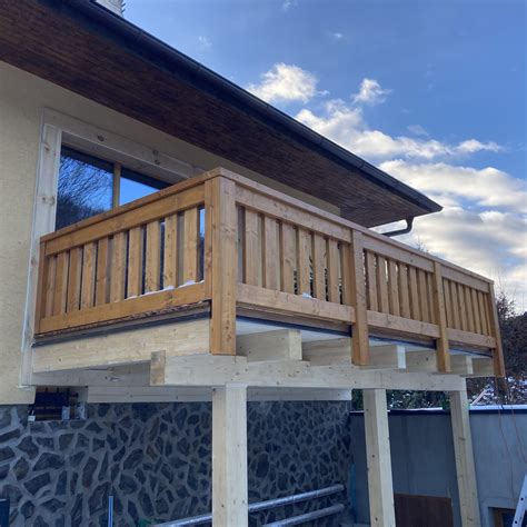 Balkón s moderným zábradlím