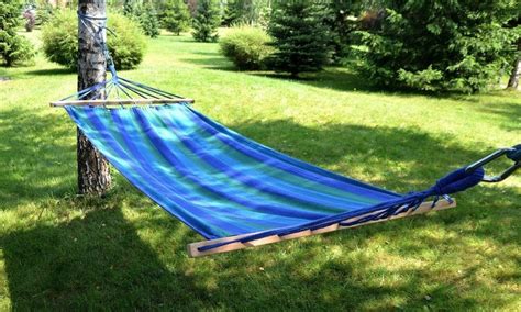 Schéma upevnenia hojdacej siete medzi stromami