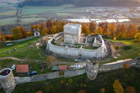 Panoramatický pohľad na Šarišský hrad a okolie