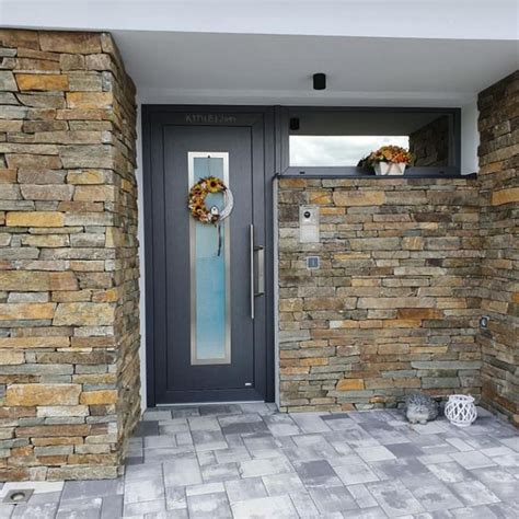 Kamenný obklad okolo dverí v modernom interiéri