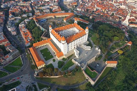 Letecký pohľad na zrekonštruovaný Bratislavský hrad