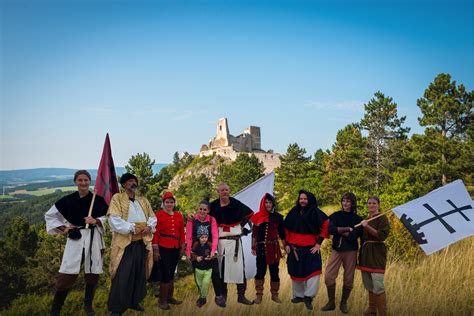 Fotografia z otváracieho programu na Čachtickom hrade s historickými kostýmami
