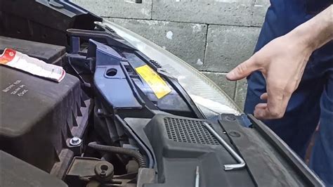 Demontáž plastových častí pre prístup k odporu v Renault Megane 2
