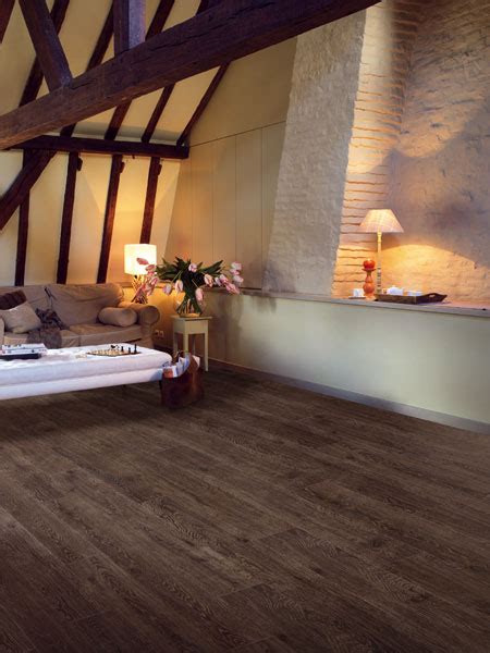 Kolekcia laminátových a drevených podláh v predajni