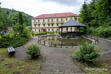Fotografia kúpeľného parku s chodníkom zdravia