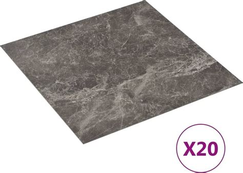 Detailná fotografia štruktúry samolepiacej PVC dlaždice