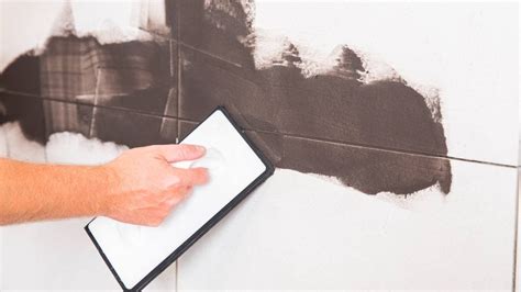 Porovnanie starého keramického obkladu a nového PVC samolepiaceho obkladu