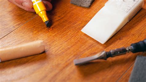 Nástroj na opravu medzier v laminátovej podlahe