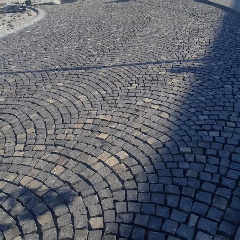 Detailný pohľad na škárovanie prírodného kameňa s viditeľnou textúrou