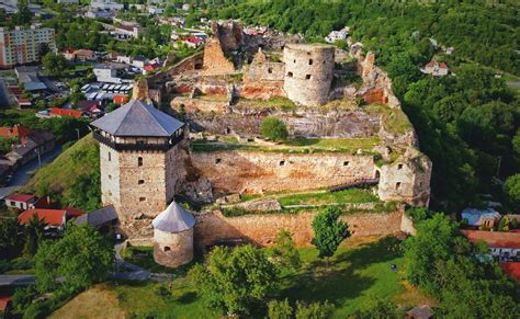 Panorama mesta Fiľakovo s hradom v pozadí