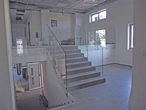 Rôzne typy kotvenia skleneného zábradlia