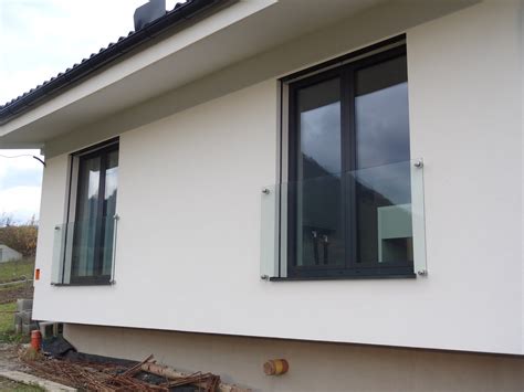 Sklenené zábradlie schodiska kotvené na terčoch