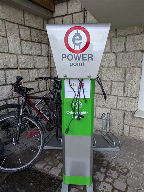 Cyklistická infraštruktúra a nabíjacia stanica pre elektrobicykle pri kláštore Bzovík