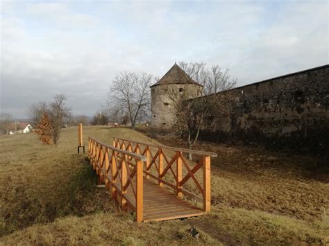 Pracovníci pri obnove kláštora Bzovík