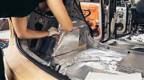 Rôzne typy materiálov pre zvukovú izoláciu kapoty motora