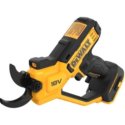Akumulátorové záhradné náradie DEWALT v práci