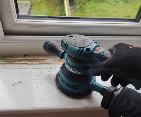 Ergonomický dizajn excentrickej brúsky Makita BO5041 s otočnou rukoväťou