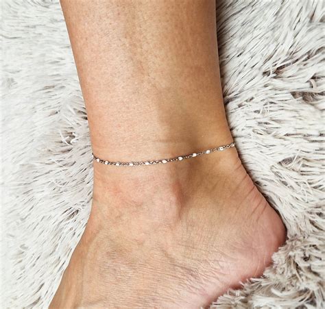 Kompilácia obrázkov rôznych domácich obkladov na členok