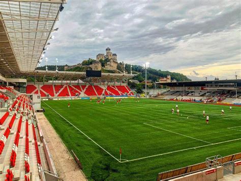Panoramatický pohľad na zrekonštruovaný futbalový štadión v Skalici