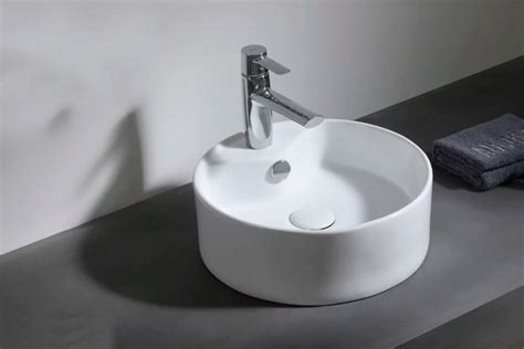 Aplikácia sanitárneho silikónu a umiestnenie umývadla na dosku
