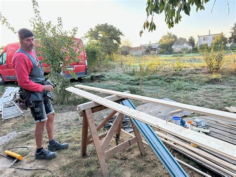 Tím skúsených tesárov pri montáži krovu