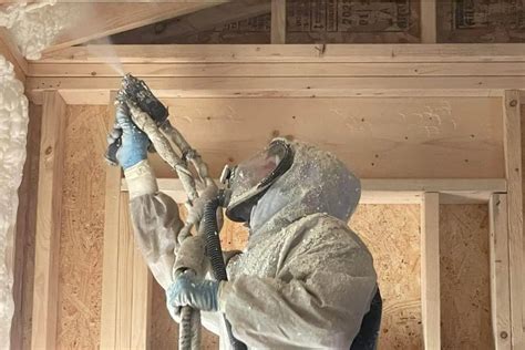 Striekaná izolácia poškodená UV žiarením