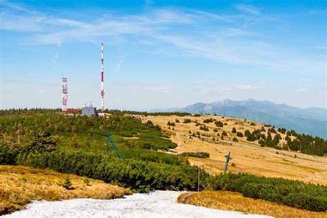 Stará fotografia prvej budovy školy v obci Píla