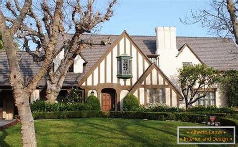 Detail hnedých obkladov a dlažieb v anglickom štýle