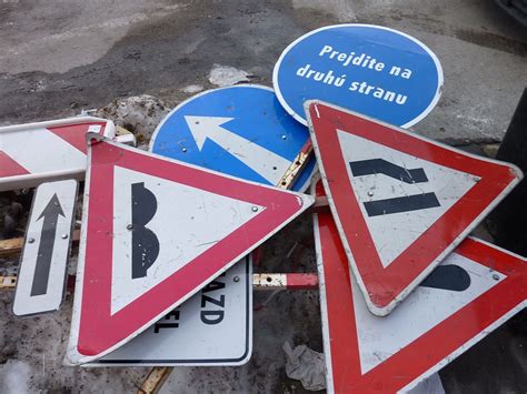 Príliš veľa dopravných značiek na jednom mieste