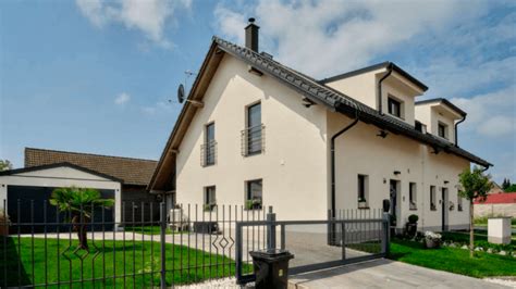 Ukážka fasády s minerálnou škrabanou omietkou