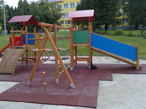 Príklad aplikácie zatrávňovacej rohože pod detské ihrisko