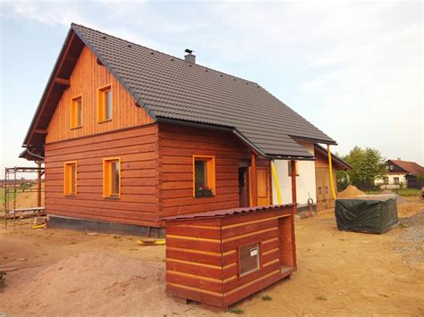 Chatka s fasádou zo zrubového obkladu