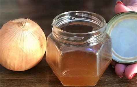 Domáci cibuľový sirup v pohári
