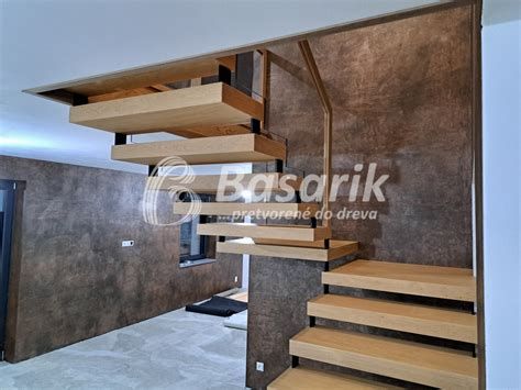 Moderné samonosné drevené schodisko s minimalistickým dizajnom