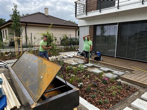 Príklady záhradnej architektúry s okrasným štrkom a dlažbou